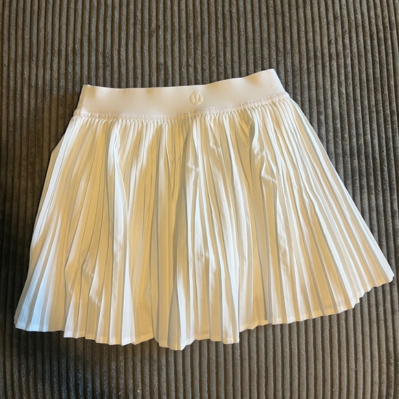 Lululemon Varsity High Rise Pleated Tennis Skirt Size 2 - Picture 2 of 3
